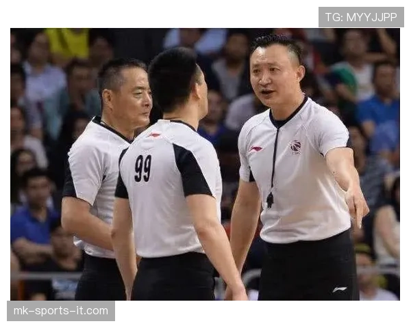 门将用手接队友回传，为何这次不判犯规？