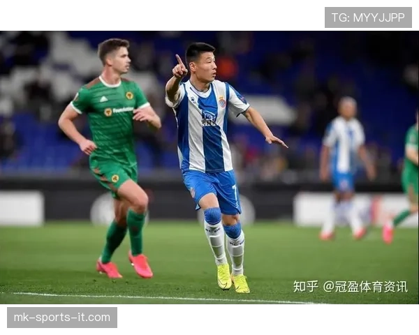 邓克回撤传球化险关键战:改变后卫角色打破防线压制 邓克回撤传球化险关键战:改变后卫角色打破防线压制